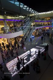 Image du Maroc Professionnelle de  Des visiteurs flânent alors que des enfants jouent sur un sol rétro éclairage au Morocco Mega Mall. C'est le plus grand centre commercial d'Afrique avec 200.000 m² de surface au sol située sur le Boulevard de la Corniche Boulevard de L'Océan Ain Diab, à Casablanca, Vendredi 16 Décembre 2011. (Photo / Abdeljalil Bounhar)